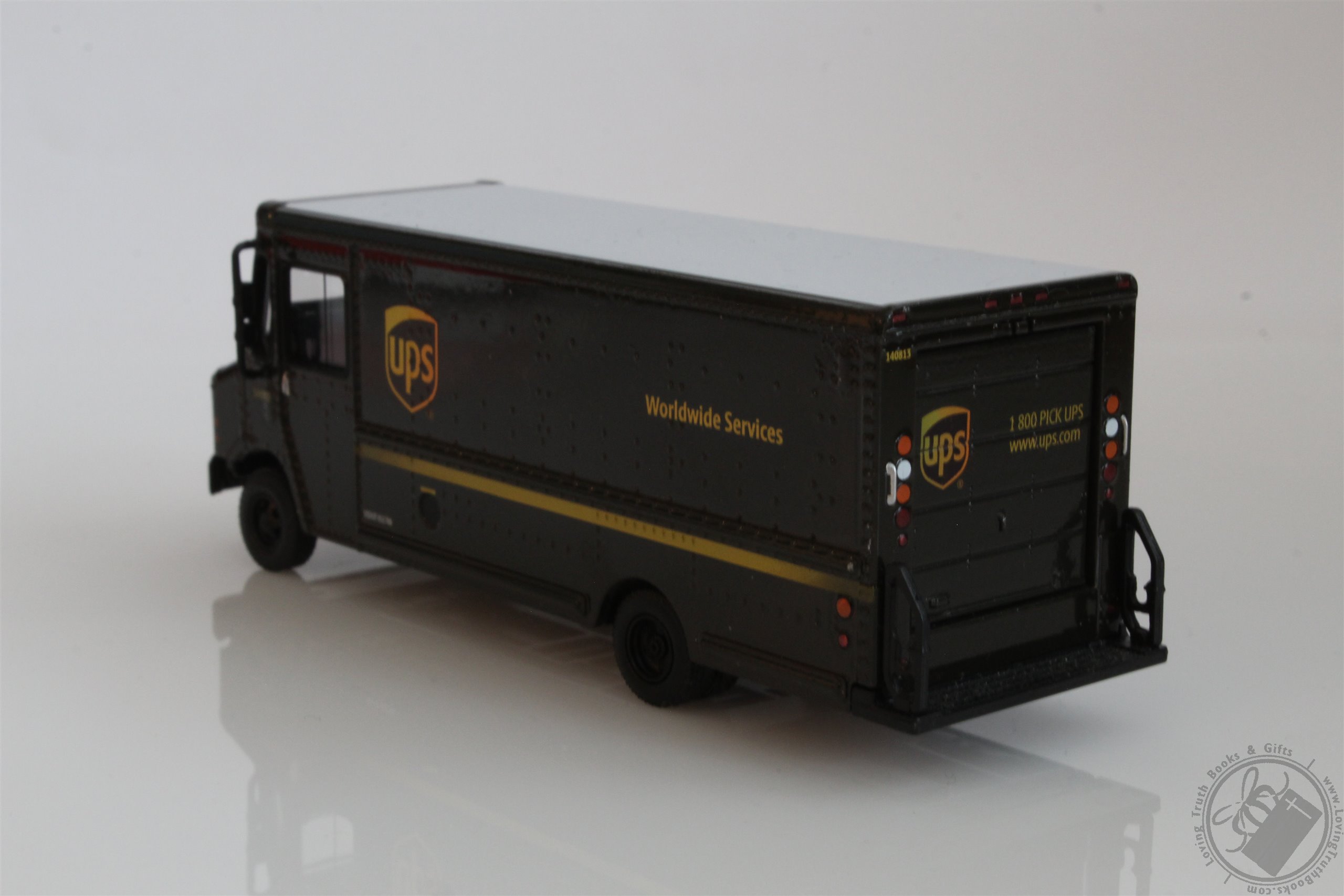 UPS Parcel Service Mail Delivery Box Truck 164 Scale Diorama Diecast