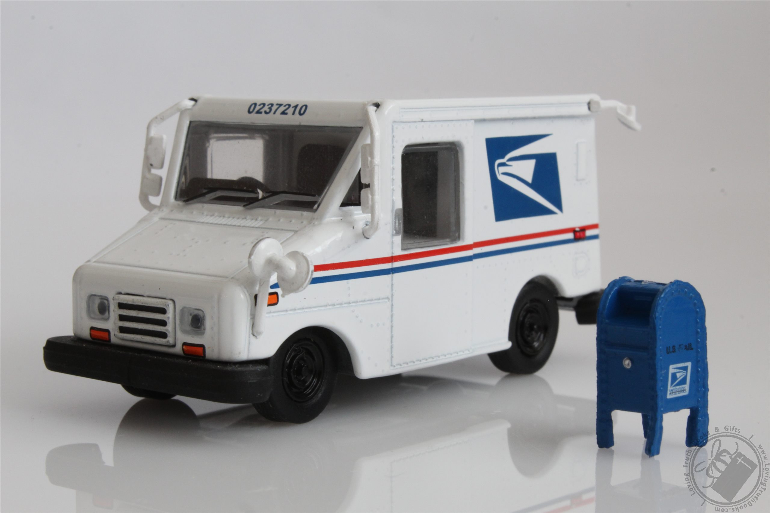 USPS Postal Service Mail Truck LLV with Mailbox 164 Scale Diorama