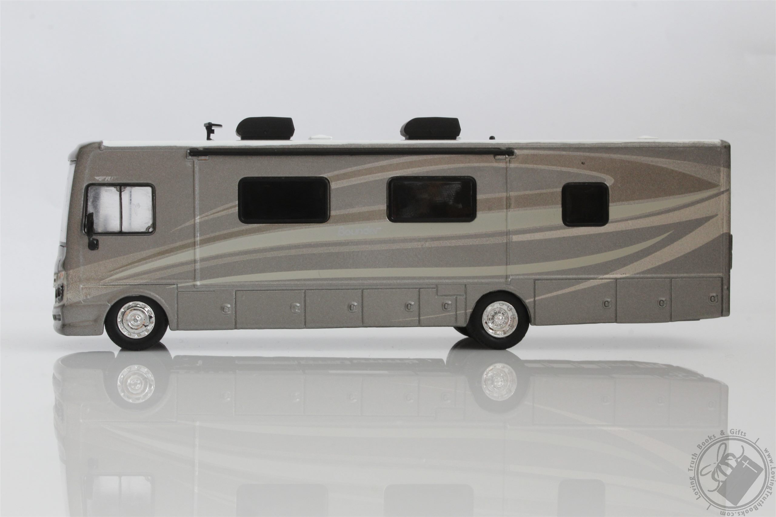 2016 Fleetwood Bounder Motorhome/ RV HD Trucks 1:64 Scale