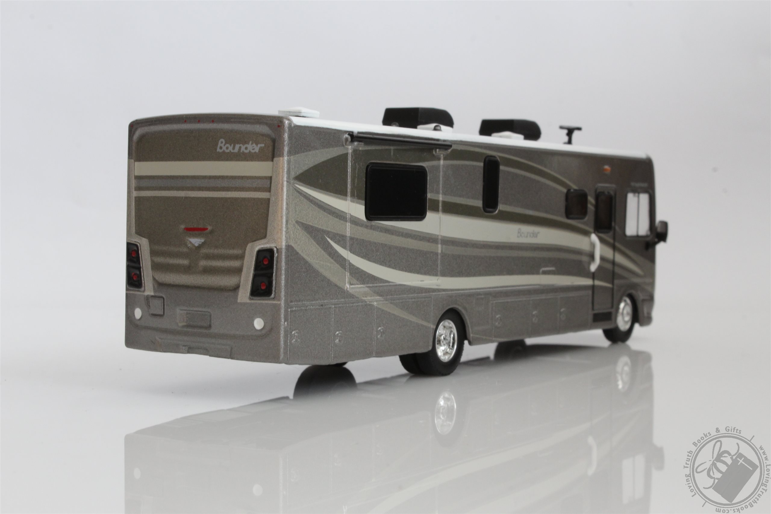 2016 Fleetwood Bounder Motorhome/ RV HD Trucks 1:64 Scale