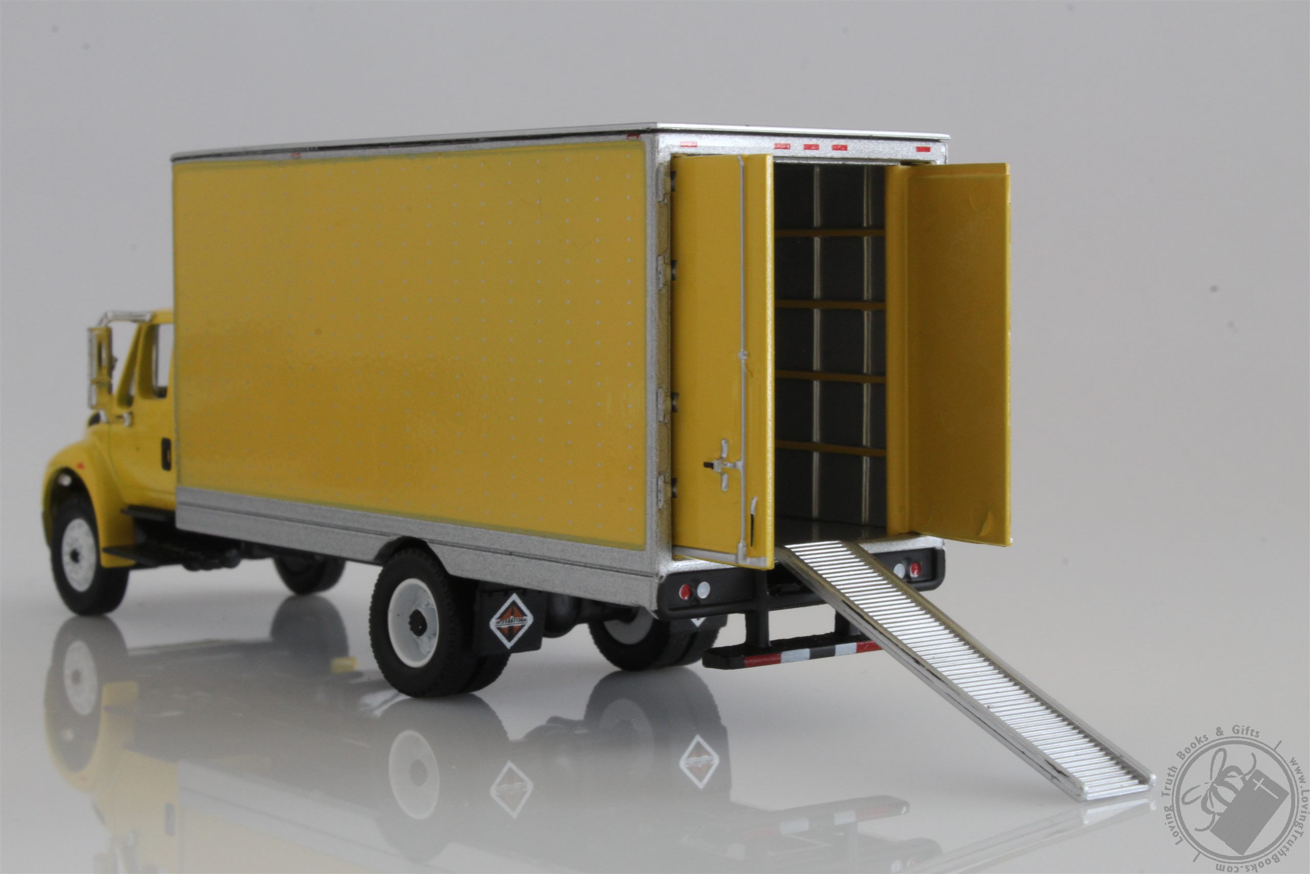 2013 International Durastar Delivery Box Truck 164 Scale Diecast Model