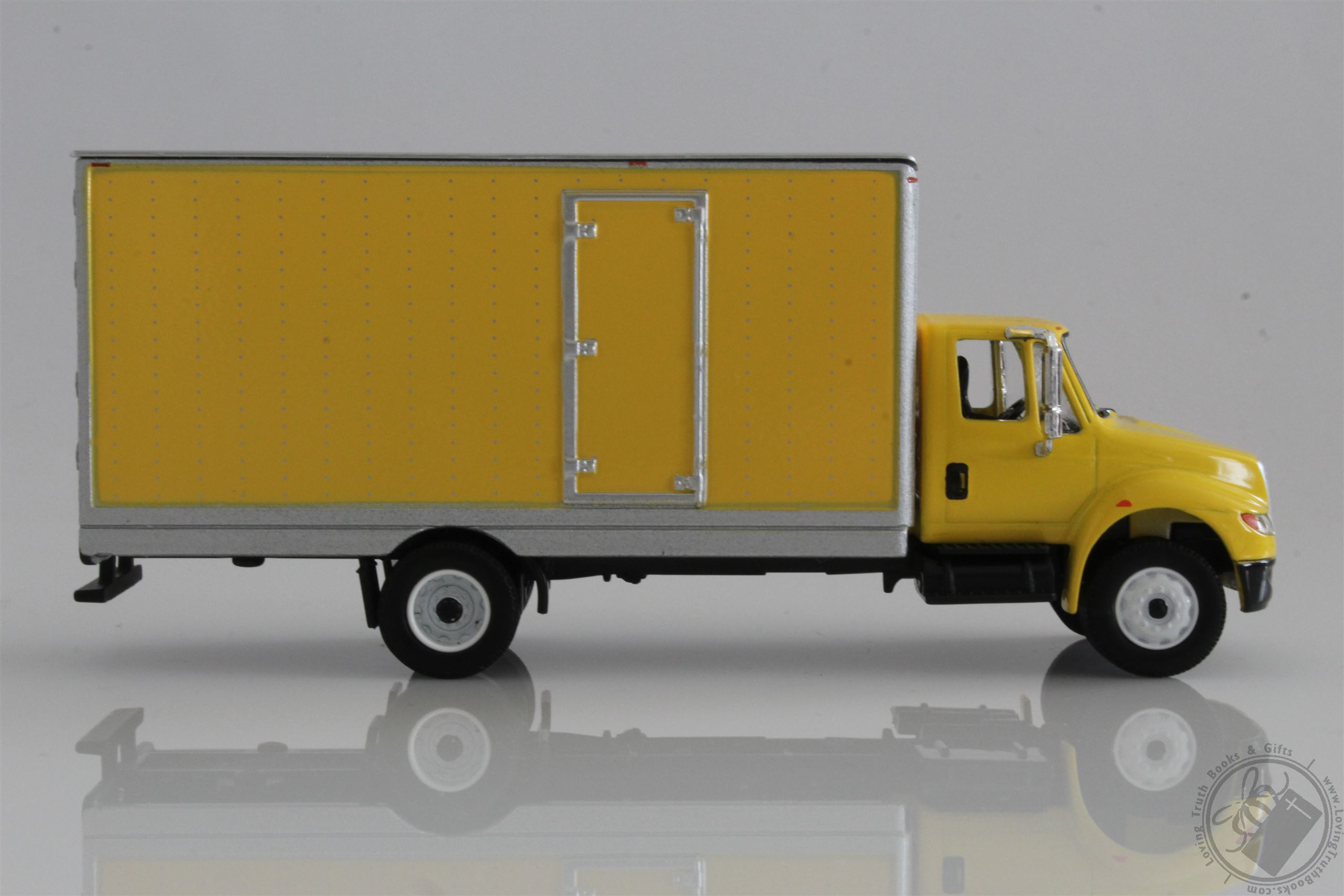 2013 International Durastar Delivery Box Truck 164 Scale Diecast Model