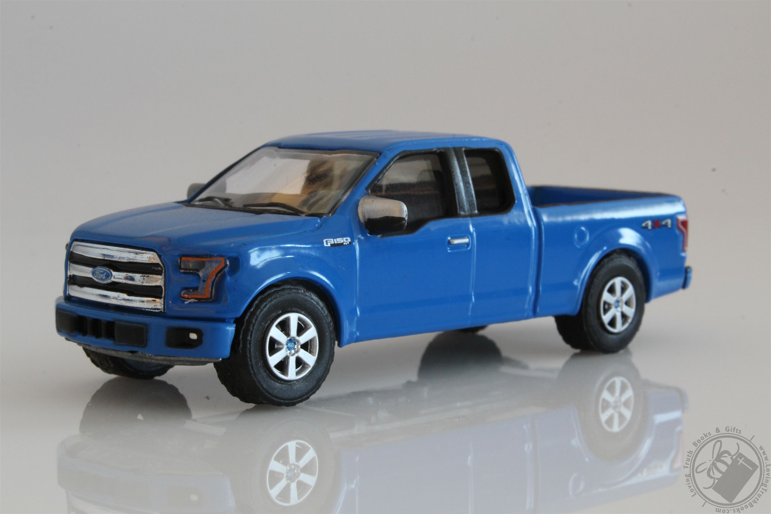 2016 Ford F150 Pickup Truck & Blue Livestock Trailer, Hitch & Tow 164 Scale Diecast Model F150