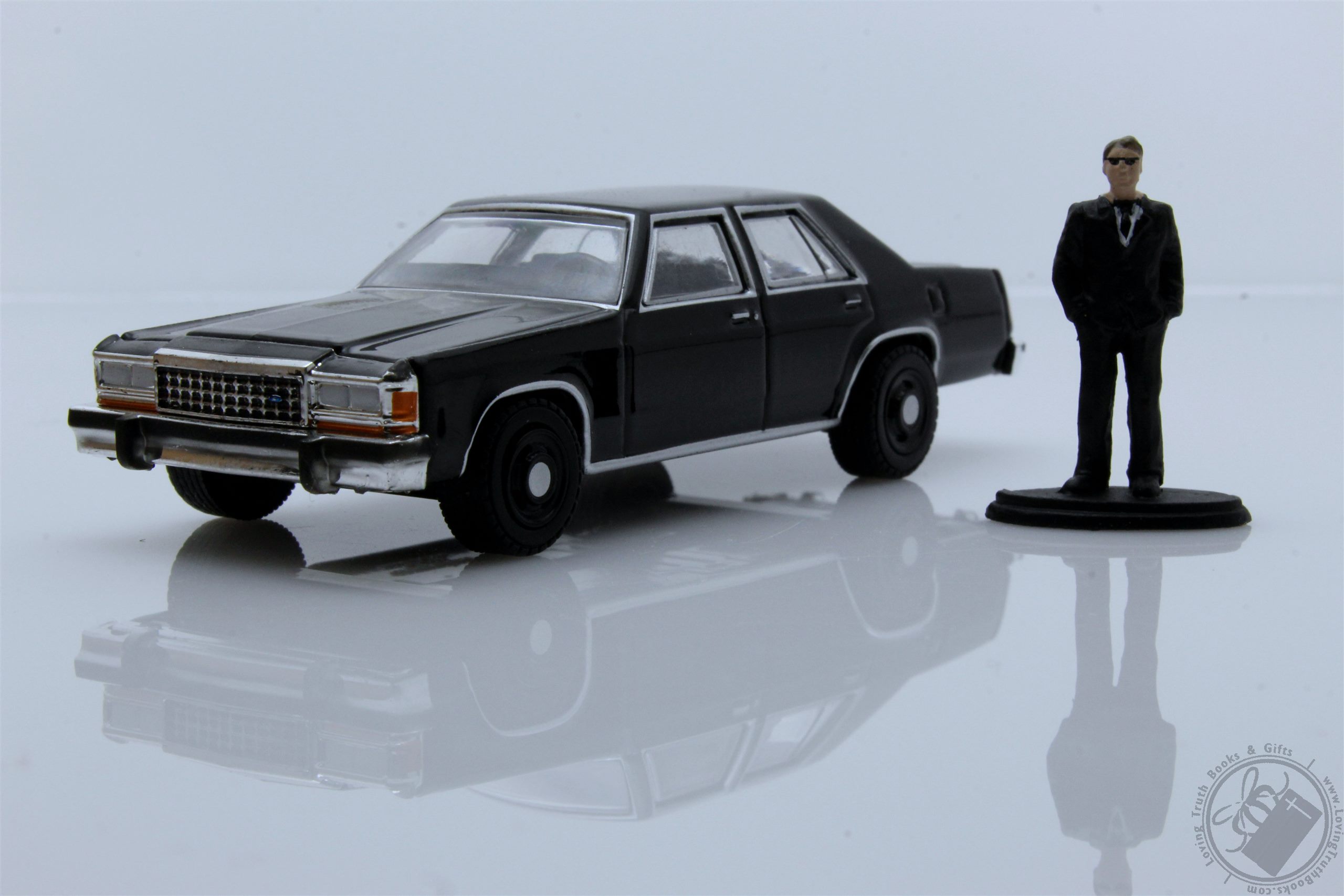2021 GREENLIGHT 1987 FORD LTD CROWN VICTORIA WITH MAN HOBBY SHOP SERIES 10 1:64